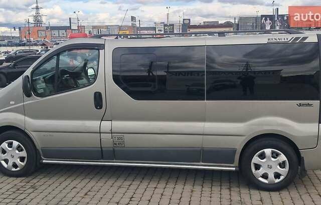 Серый Рено Трафик, объемом двигателя 2 л и пробегом 275 тыс. км за 13200 $, фото 2 на Automoto.ua