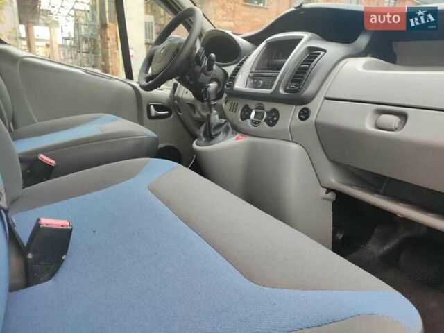 Серый Рено Трафик, объемом двигателя 2.5 л и пробегом 303 тыс. км за 12600 $, фото 43 на Automoto.ua