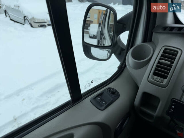 Серый Рено Трафик, объемом двигателя 2.5 л и пробегом 329 тыс. км за 11000 $, фото 57 на Automoto.ua