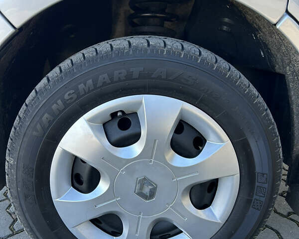 Серый Рено Трафик, объемом двигателя 2 л и пробегом 218 тыс. км за 14999 $, фото 123 на Automoto.ua