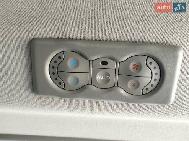 Серый Рено Трафик, объемом двигателя 2 л и пробегом 274 тыс. км за 15000 $, фото 3 на Automoto.ua