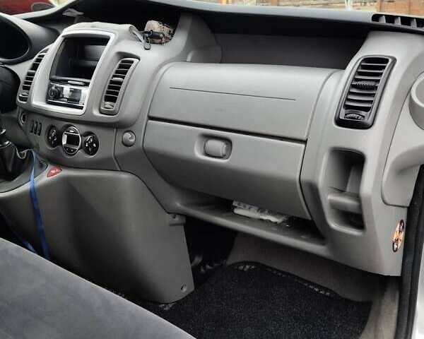 Сірий Рено Трафік, об'ємом двигуна 2 л та пробігом 450 тис. км за 10999 $, фото 2 на Automoto.ua