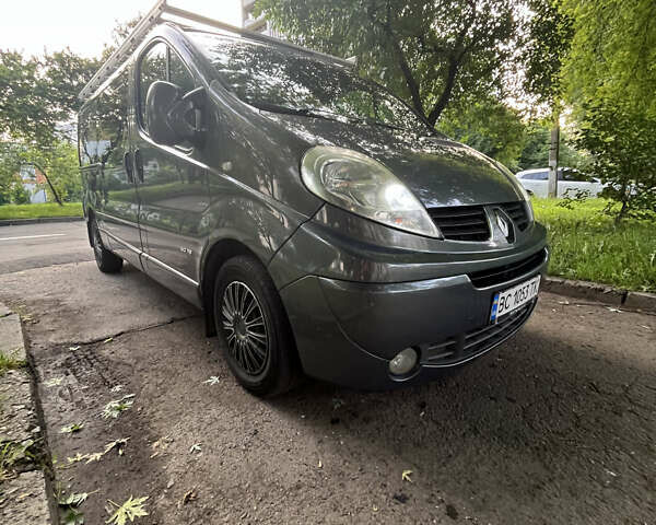 Серый Рено Трафик, объемом двигателя 2 л и пробегом 270 тыс. км за 15500 $, фото 2 на Automoto.ua