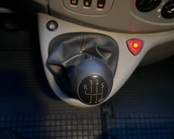 Серый Рено Трафик, объемом двигателя 2 л и пробегом 216 тыс. км за 14500 $, фото 23 на Automoto.ua