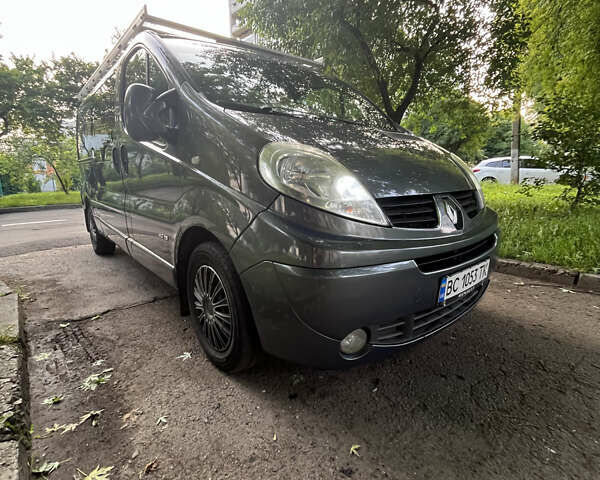 Серый Рено Трафик, объемом двигателя 2 л и пробегом 270 тыс. км за 15500 $, фото 1 на Automoto.ua