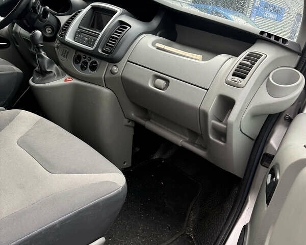 Серый Рено Трафик, объемом двигателя 2 л и пробегом 214 тыс. км за 15200 $, фото 4 на Automoto.ua