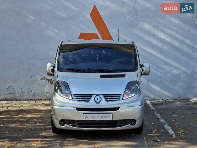 Серый Рено Трафик, объемом двигателя 2 л и пробегом 235 тыс. км за 16490 $, фото 1 на Automoto.ua