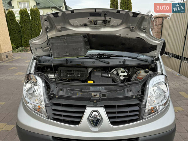 Серый Рено Трафик, объемом двигателя 2 л и пробегом 221 тыс. км за 15071 $, фото 75 на Automoto.ua