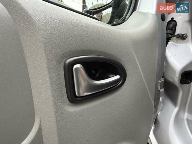 Серый Рено Трафик, объемом двигателя 2 л и пробегом 221 тыс. км за 15071 $, фото 27 на Automoto.ua