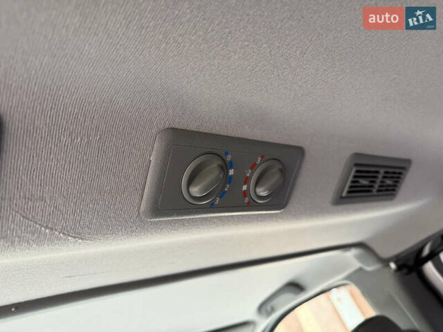 Серый Рено Трафик, объемом двигателя 2 л и пробегом 221 тыс. км за 15071 $, фото 50 на Automoto.ua