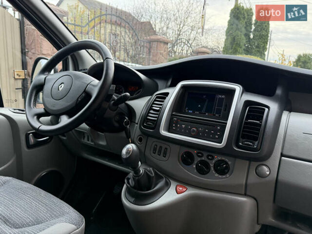 Серый Рено Трафик, объемом двигателя 2 л и пробегом 221 тыс. км за 15071 $, фото 71 на Automoto.ua