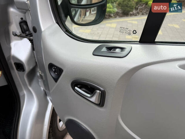 Серый Рено Трафик, объемом двигателя 2 л и пробегом 221 тыс. км за 15071 $, фото 67 на Automoto.ua