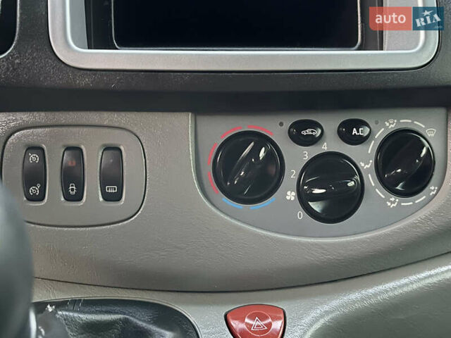 Серый Рено Трафик, объемом двигателя 2 л и пробегом 299 тыс. км за 14499 $, фото 36 на Automoto.ua