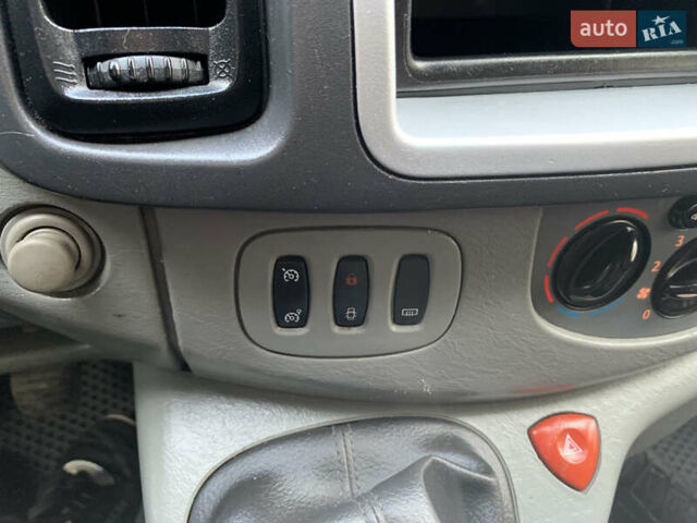 Серый Рено Трафик, объемом двигателя 2 л и пробегом 262 тыс. км за 13600 $, фото 23 на Automoto.ua