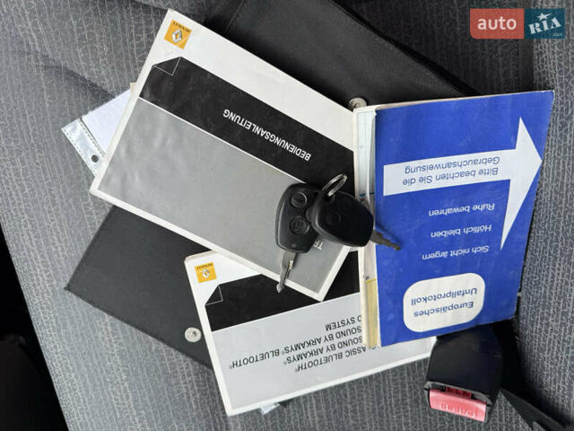 Серый Рено Трафик, объемом двигателя 2 л и пробегом 221 тыс. км за 15071 $, фото 74 на Automoto.ua