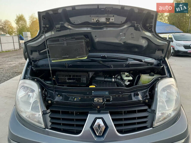 Серый Рено Трафик, объемом двигателя 2 л и пробегом 299 тыс. км за 14499 $, фото 59 на Automoto.ua