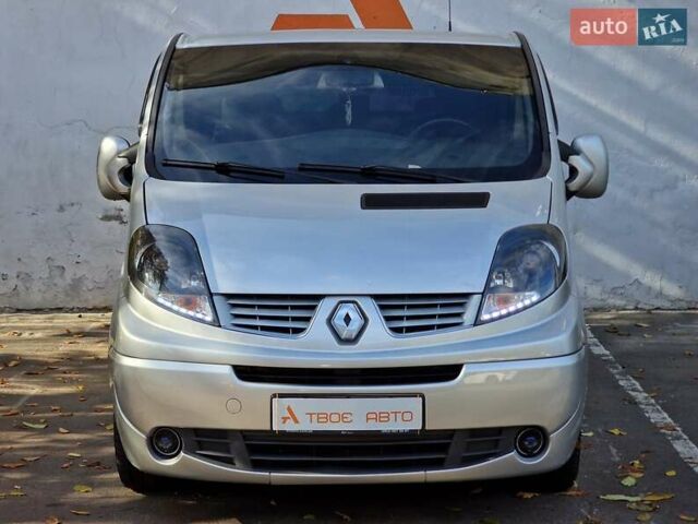 Серый Рено Трафик, объемом двигателя 2 л и пробегом 235 тыс. км за 16490 $, фото 2 на Automoto.ua