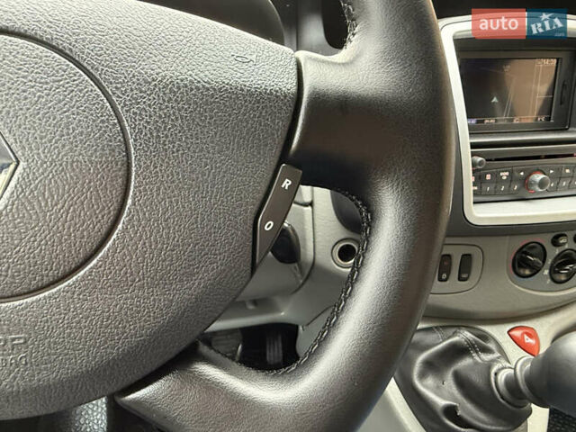 Серый Рено Трафик, объемом двигателя 2 л и пробегом 221 тыс. км за 15071 $, фото 36 на Automoto.ua