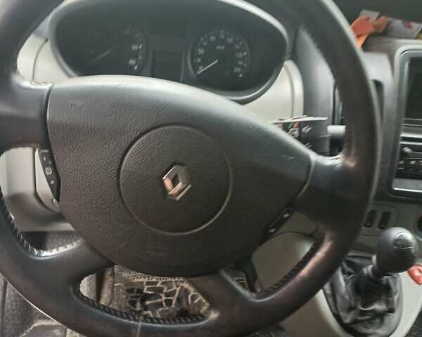 Серый Рено Трафик, объемом двигателя 2 л и пробегом 234 тыс. км за 13500 $, фото 2 на Automoto.ua