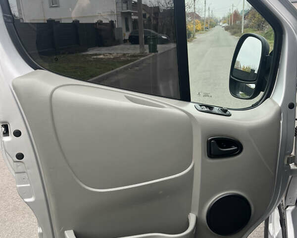 Серый Рено Трафик, объемом двигателя 2 л и пробегом 272 тыс. км за 16500 $, фото 13 на Automoto.ua