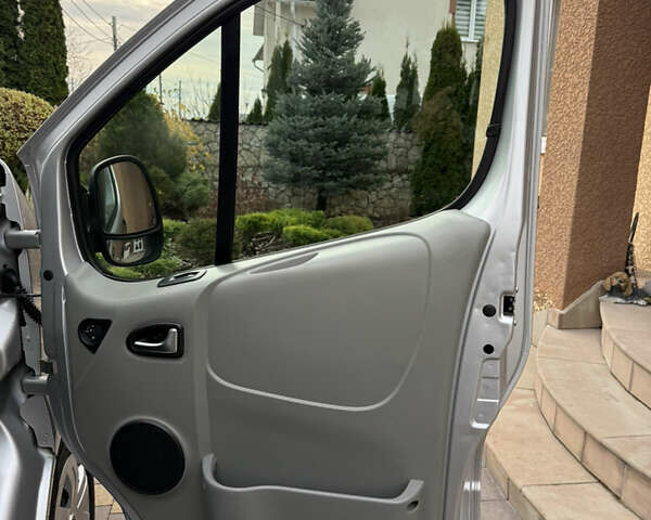 Серый Рено Трафик, объемом двигателя 2 л и пробегом 221 тыс. км за 15071 $, фото 66 на Automoto.ua