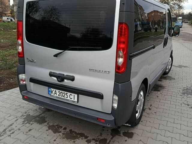 Серый Рено Трафик, объемом двигателя 2 л и пробегом 214 тыс. км за 13000 $, фото 3 на Automoto.ua