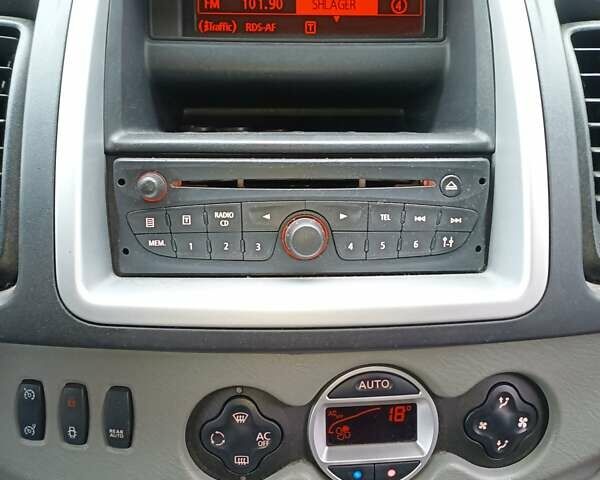 Сірий Рено Трафік, об'ємом двигуна 2 л та пробігом 218 тис. км за 14500 $, фото 2 на Automoto.ua