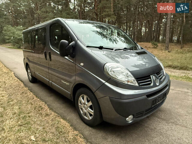 Серый Рено Трафик, объемом двигателя 2 л и пробегом 196 тыс. км за 17800 $, фото 1 на Automoto.ua
