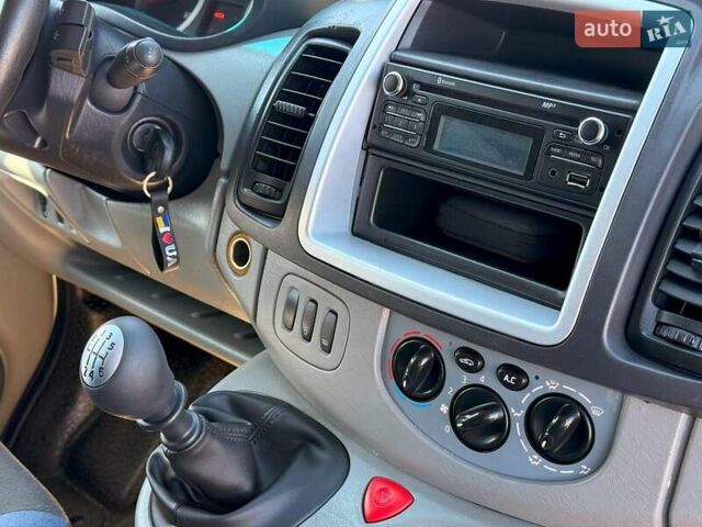 Серый Рено Трафик, объемом двигателя 2 л и пробегом 312 тыс. км за 16000 $, фото 16 на Automoto.ua