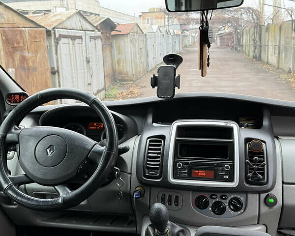 Серый Рено Трафик, объемом двигателя 2 л и пробегом 444 тыс. км за 16000 $, фото 12 на Automoto.ua