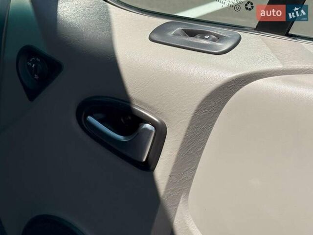 Серый Рено Трафик, объемом двигателя 2 л и пробегом 312 тыс. км за 16000 $, фото 12 на Automoto.ua