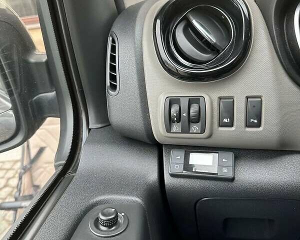 Серый Рено Трафик, объемом двигателя 1.6 л и пробегом 174 тыс. км за 11000 $, фото 13 на Automoto.ua