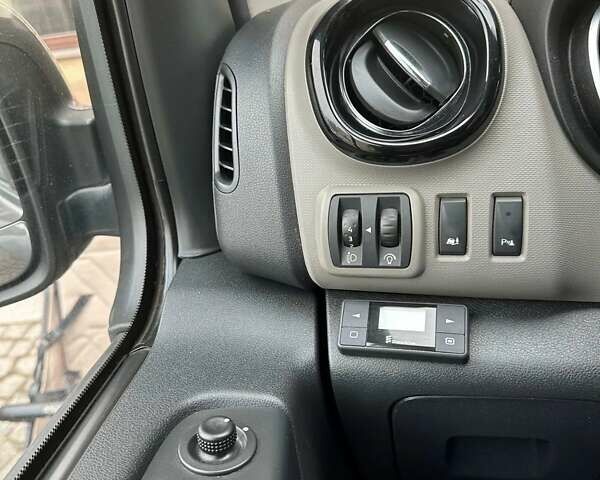 Серый Рено Трафик, объемом двигателя 1.6 л и пробегом 174 тыс. км за 11000 $, фото 14 на Automoto.ua