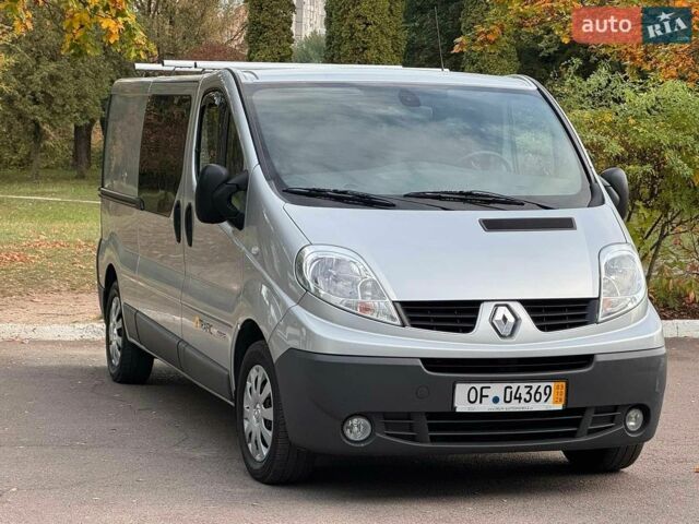 Серый Рено Трафик, объемом двигателя 2 л и пробегом 245 тыс. км за 15444 $, фото 2 на Automoto.ua