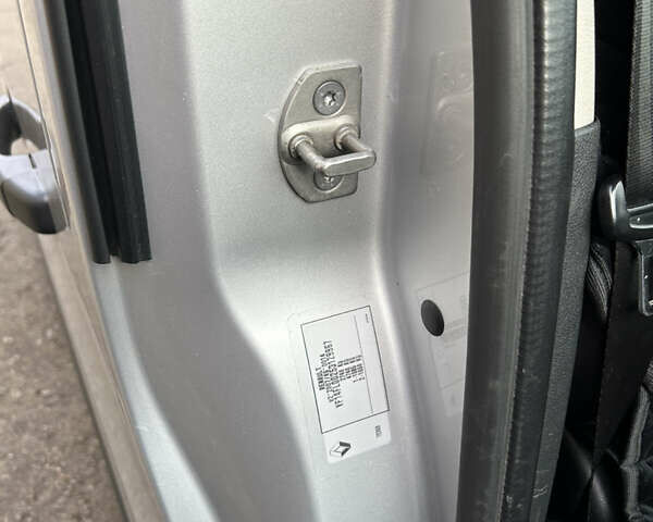 Сірий Рено Трафік, об'ємом двигуна 1.6 л та пробігом 340 тис. км за 13700 $, фото 68 на Automoto.ua