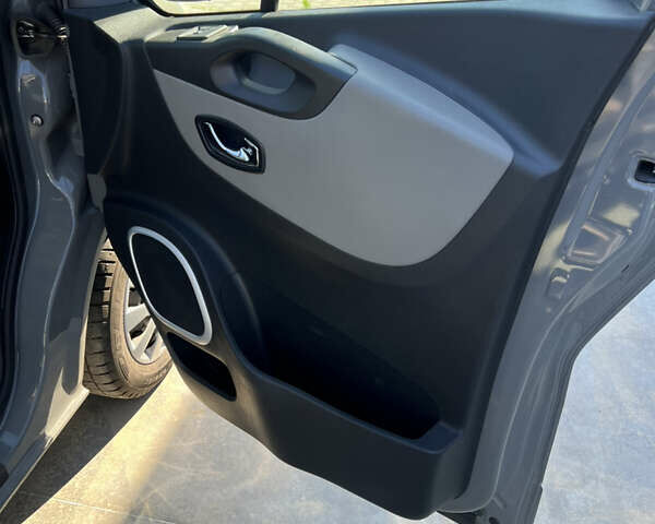 Серый Рено Трафик, объемом двигателя 1.6 л и пробегом 318 тыс. км за 16500 $, фото 11 на Automoto.ua