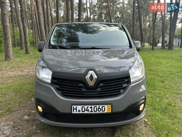 Серый Рено Трафик, объемом двигателя 1.6 л и пробегом 210 тыс. км за 14950 $, фото 2 на Automoto.ua