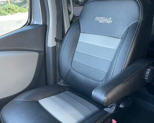 Серый Рено Трафик, объемом двигателя 1.6 л и пробегом 204 тыс. км за 15999 $, фото 27 на Automoto.ua