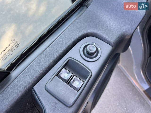 Серый Рено Трафик, объемом двигателя 1.6 л и пробегом 231 тыс. км за 16222 $, фото 9 на Automoto.ua