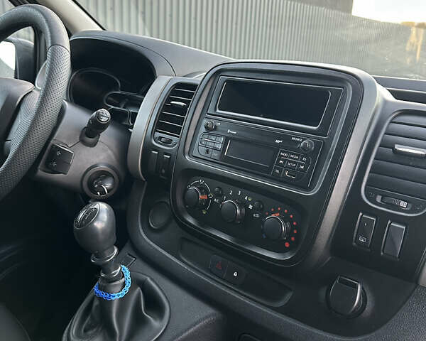 Серый Рено Трафик, объемом двигателя 1.6 л и пробегом 248 тыс. км за 20000 $, фото 20 на Automoto.ua