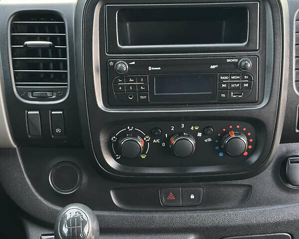 Серый Рено Трафик, объемом двигателя 1.6 л и пробегом 248 тыс. км за 20000 $, фото 26 на Automoto.ua