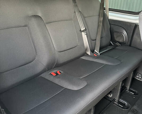 Сірий Рено Трафік, об'ємом двигуна 1.6 л та пробігом 248 тис. км за 17000 $, фото 20 на Automoto.ua