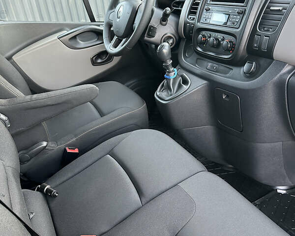 Серый Рено Трафик, объемом двигателя 1.6 л и пробегом 248 тыс. км за 20000 $, фото 29 на Automoto.ua