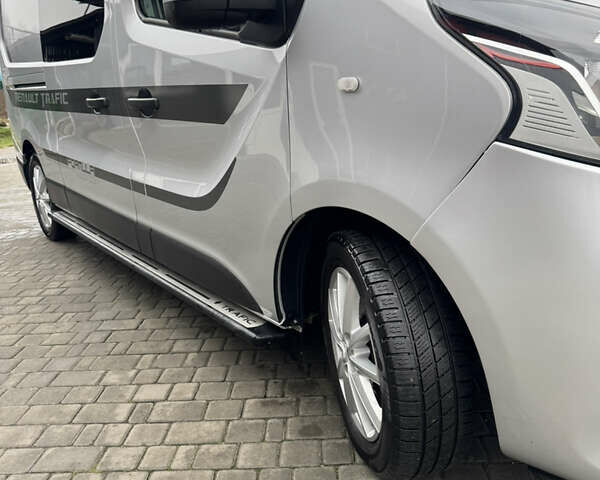 Серый Рено Трафик, объемом двигателя 1.6 л и пробегом 194 тыс. км за 17500 $, фото 3 на Automoto.ua