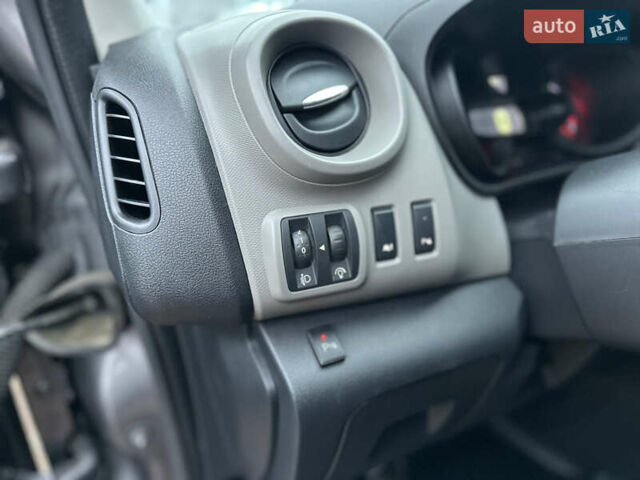 Серый Рено Трафик, объемом двигателя 1.6 л и пробегом 195 тыс. км за 17250 $, фото 14 на Automoto.ua