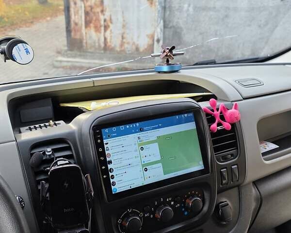 Сірий Рено Трафік, об'ємом двигуна 1.6 л та пробігом 225 тис. км за 24351 $, фото 2 на Automoto.ua