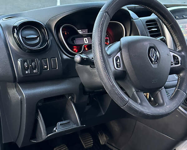 Серый Рено Трафик, объемом двигателя 2 л и пробегом 157 тыс. км за 27300 $, фото 44 на Automoto.ua