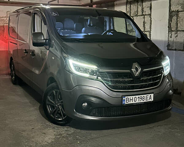 Серый Рено Трафик, объемом двигателя 2 л и пробегом 157 тыс. км за 27300 $, фото 3 на Automoto.ua