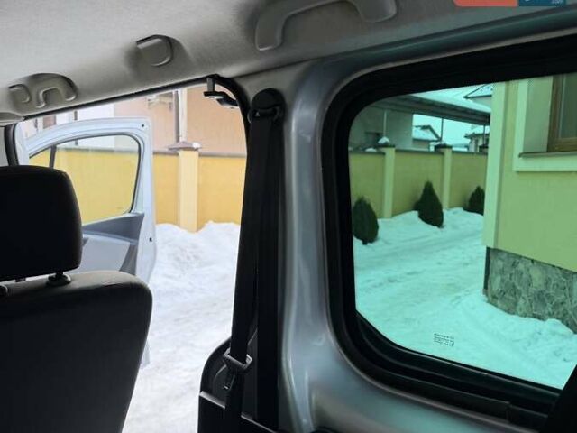 Сірий Рено Трафік, об'ємом двигуна 1.6 л та пробігом 249 тис. км за 18950 $, фото 79 на Automoto.ua