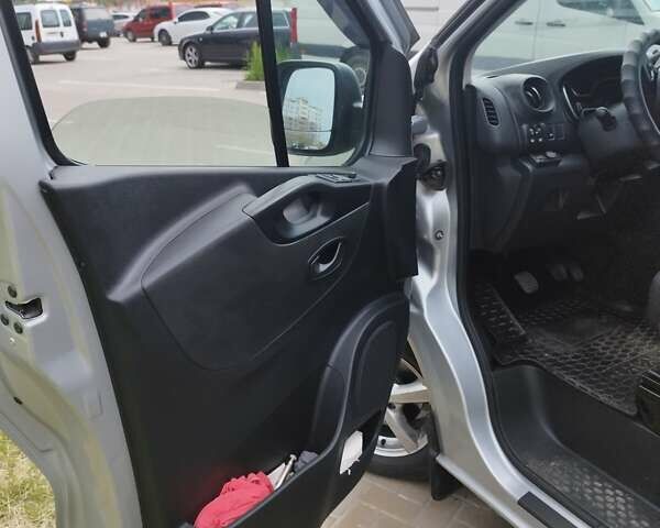 Серый Рено Трафик, объемом двигателя 2 л и пробегом 212 тыс. км за 16300 $, фото 29 на Automoto.ua